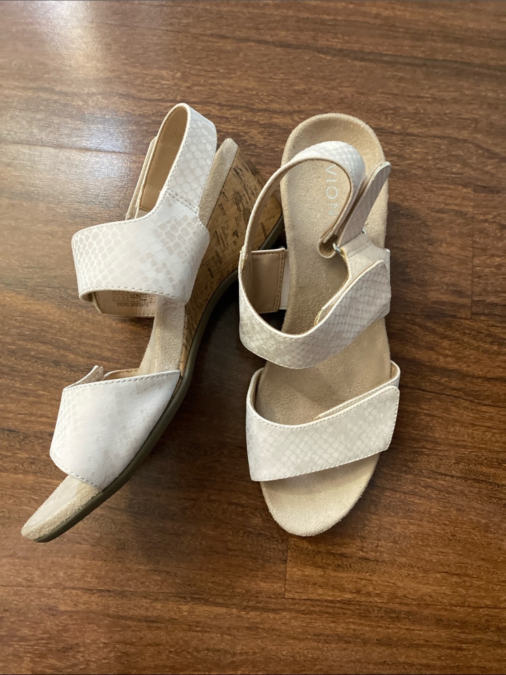 Vionic Women’s Cream Wedge Sandals with Textured Straps Sz 8
